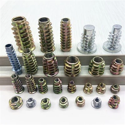 Slitsade insatsmuttrar